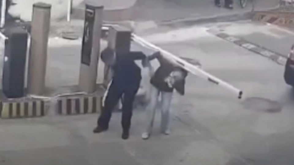 China: Amüsante Abrechnung: Parkschranke trifft Frau am Kopf – Ehemann rächt sich sofort