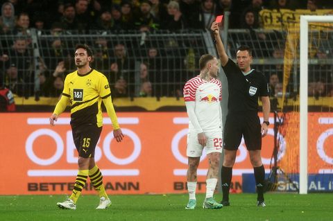 Mats Hummels macht den Abgang: Im Spiel gegen RB Leipzig sah der Nationalspieler wegen einer Notbremse die rote Karte