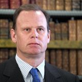 Prinz Constantin von und zu Liechtenstein starb am 5. Dezember unerwartet im Alter von nur 51 Jahren. Er war der jüngste Sohn von Fürst Hans-Adam II., der die Regierungsgeschäfte 2004 an seinen ältesten Sohn Erbprinz Alois übergeben hatte. Er stand an siebter Stelle der Thronfolge. Prinz Constantin hinterlässt seine Ehefrau, Prinzessin Marie von und zu Liechtenstein, geborene Gräfin Kálnoky von Koröspatak, und seine Kinder Prinz Moritz, Prinzessin Georgina und Prinz Benedikt. Prinz Constantin war laut Fürstenhaus Vorsitzender des Aufsichtsrats der Liechtenstein Gruppe AG und Mitglied des Verwaltungsrats der Liechtenstein Gruppe Holding AG.