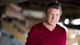 Mit dem Liebesdrama "Love Story" wurde Ryan O'Neal weltberühmt. Der frühere Amateurboxer hatte 1970 mit dem Film von Regisseur Arthur Hiller seinen großen Durchbruch und wurde für einen Oscar nominiert. Zwei Jahre später war O'Neal an der Seite von Barbra Streisand in der Komödie "Is' was, Doc?" von Regisseur Peter Bogdanovich zu sehen, 1973 dann an der Seite seiner Tochter Tatum O'Neal in Bogdanovichs Erfolgsfilm "Paper Moon", wofür er für einen Golden Globe nominiert wurde. Unter Regie-Legende Stanley Kubrick spielte der in Los Angeles geborene Schauspieler 1975 die Hauptrolle in dem Historienfilm "Barry Lyndon". Zwischen 2005 und 2017 wirkte er in der Serie "Bones - Die Knochenjägerin" mit. O'Neal war zwei Mal verheiratet und zwei Mal geschieden. Ende der 1970er Jahre begann er eine Beziehung mit Schauspielkollegin Fawcett ("Drei Engel für Charlie"). Die Liaison endete 1997, nachdem Fawcett O'Neal Berichten zufolge in flagranti mit einer anderen Schauspielerin erwischt hatte. 2001 kamen die beiden wieder zusammen und blieben es bis zu Fawcetts Tod im Jahr 2009. Er starb am 8. Dezember im Alter von 82 Jahren.