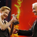 Sandra Hüller nimmt den Silbernen Bären entgegen