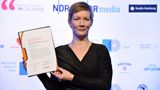 Sarah Hüller präsentiert ihre Ehrung