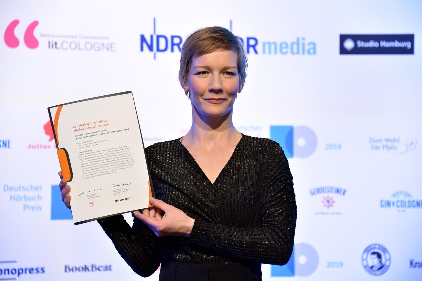 Sarah Hüller präsentiert ihre Ehrung