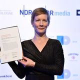 Sarah Hüller präsentiert ihre Ehrung