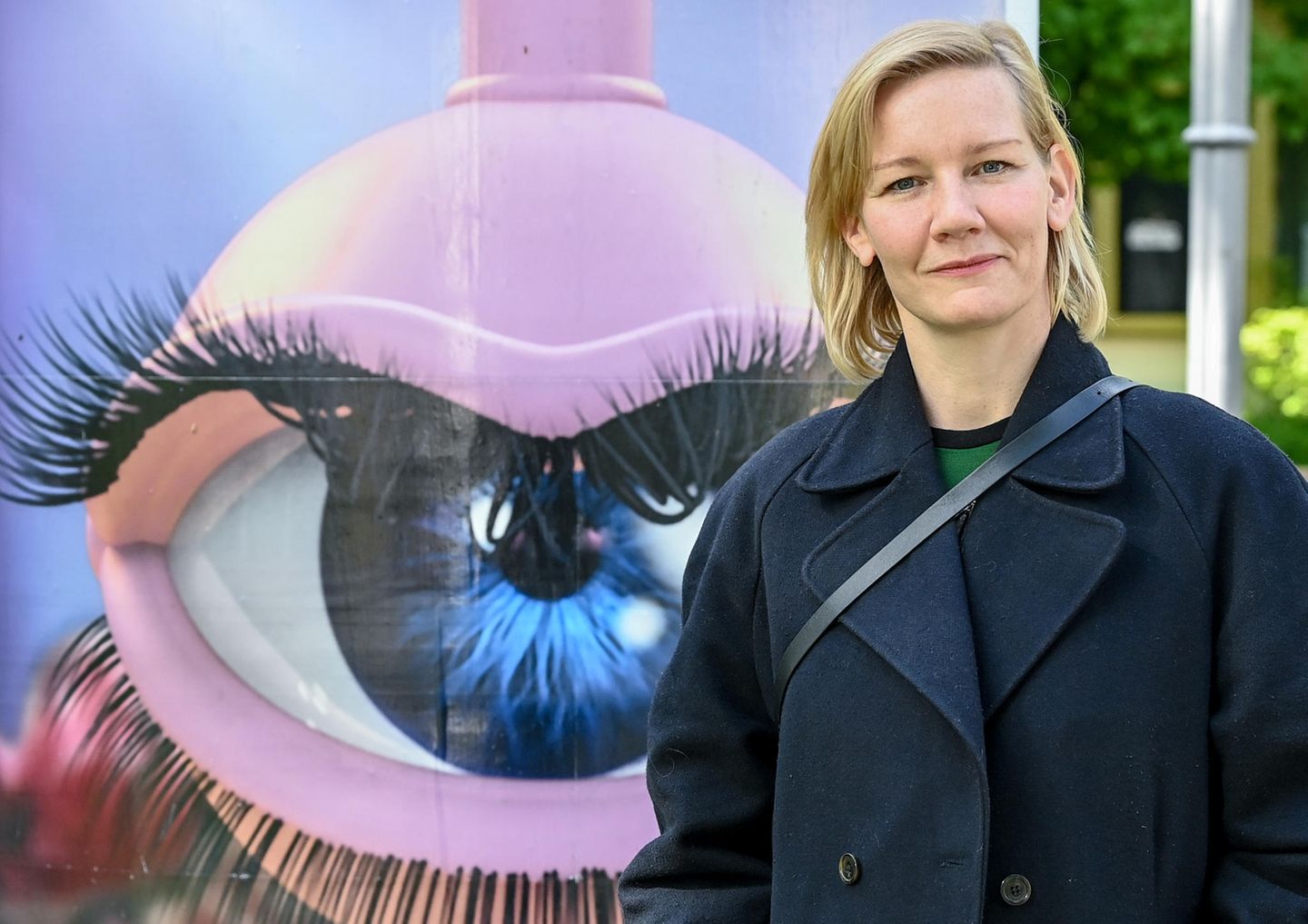 Sandra Hüller vor einem Plakat in Berlin