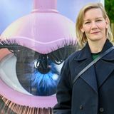 Sandra Hüller vor einem Plakat in Berlin