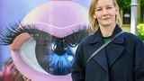 Sandra Hüller vor einem Plakat in Berlin