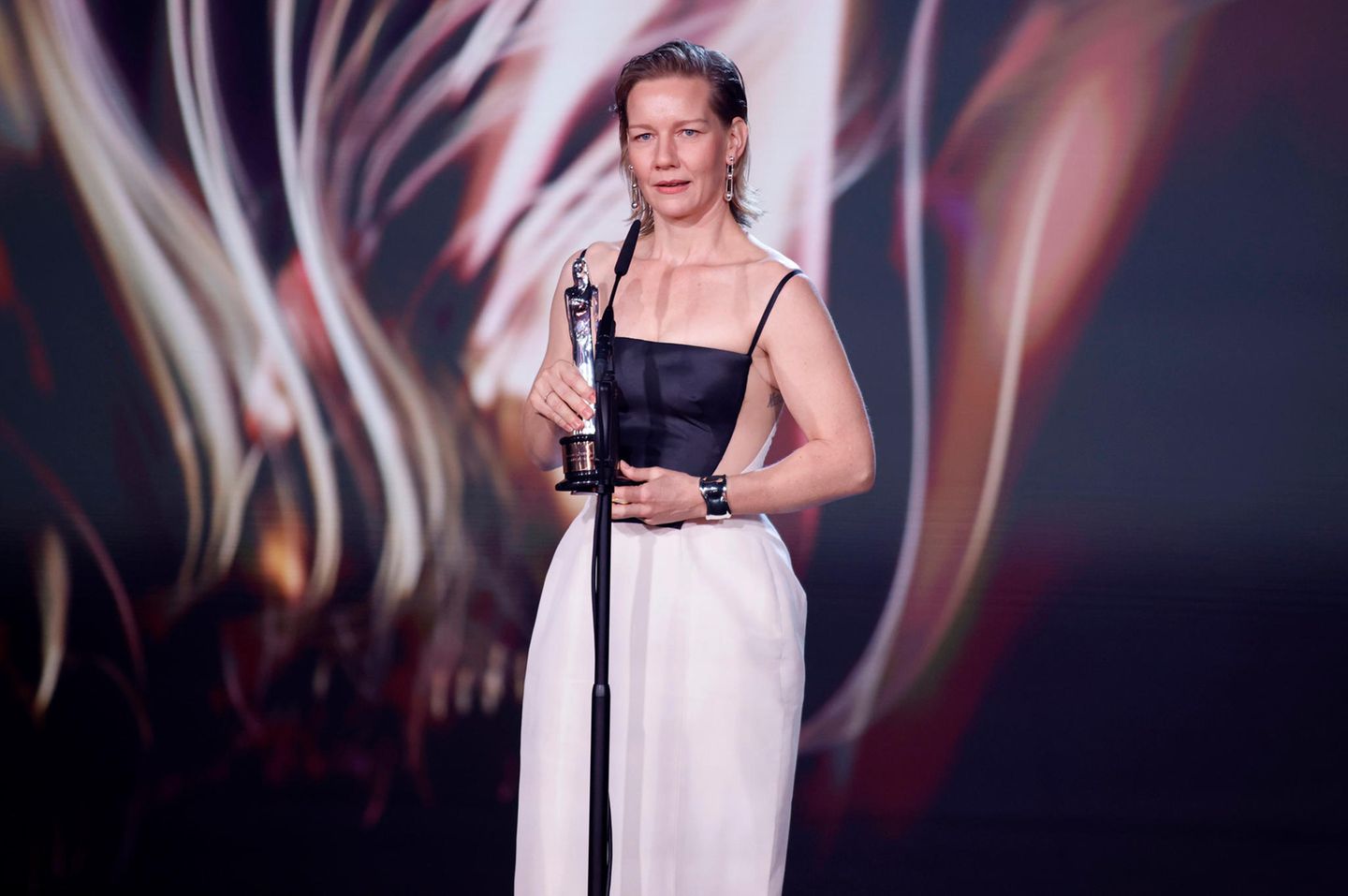 Sandra Hüller mit ihrem Preis am Mikrophon