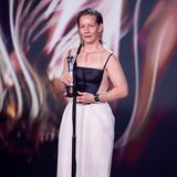 Sandra Hüller mit ihrem Preis am Mikrophon