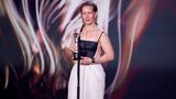 Sandra Hüller mit ihrem Preis am Mikrophon