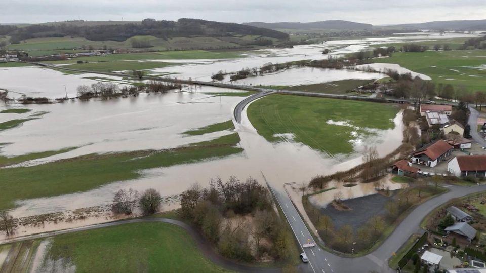 Hochwasser in Bayern: Angespannte Lage im Süden: Tauwetter sorgt für überflutete Straßen und Wiesen