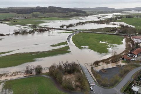 Hochwasser in Bayern: Angespannte Lage im Süden: Tauwetter sorgt für überflutete Straßen und Wiesen