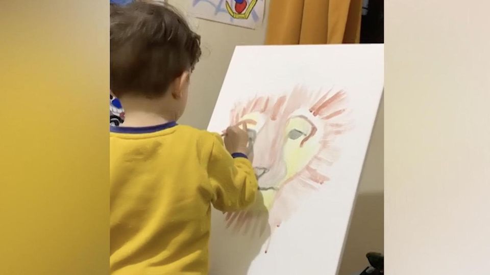 Mini-Picasso: Von der Tapete auf die Leinwand: Dieser Vierjährige begeistert mit seinen Kunstwerken schon Millionen Menschen Mini-Picasso: Von der Tapete auf die Leinwand: Dieser Vierjährige begeistert mit seinen Kunstwerken schon Millionen Menschen