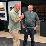 Lucid-CEO Peter Rawlinson (rechts) erklärt die Strategie seines 
Unternehmens