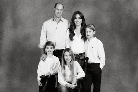 Prinz William, seine Frau Kate und die Kinder auf dem Schwarzweiß-Foto der Weihnachtskarte der Royals