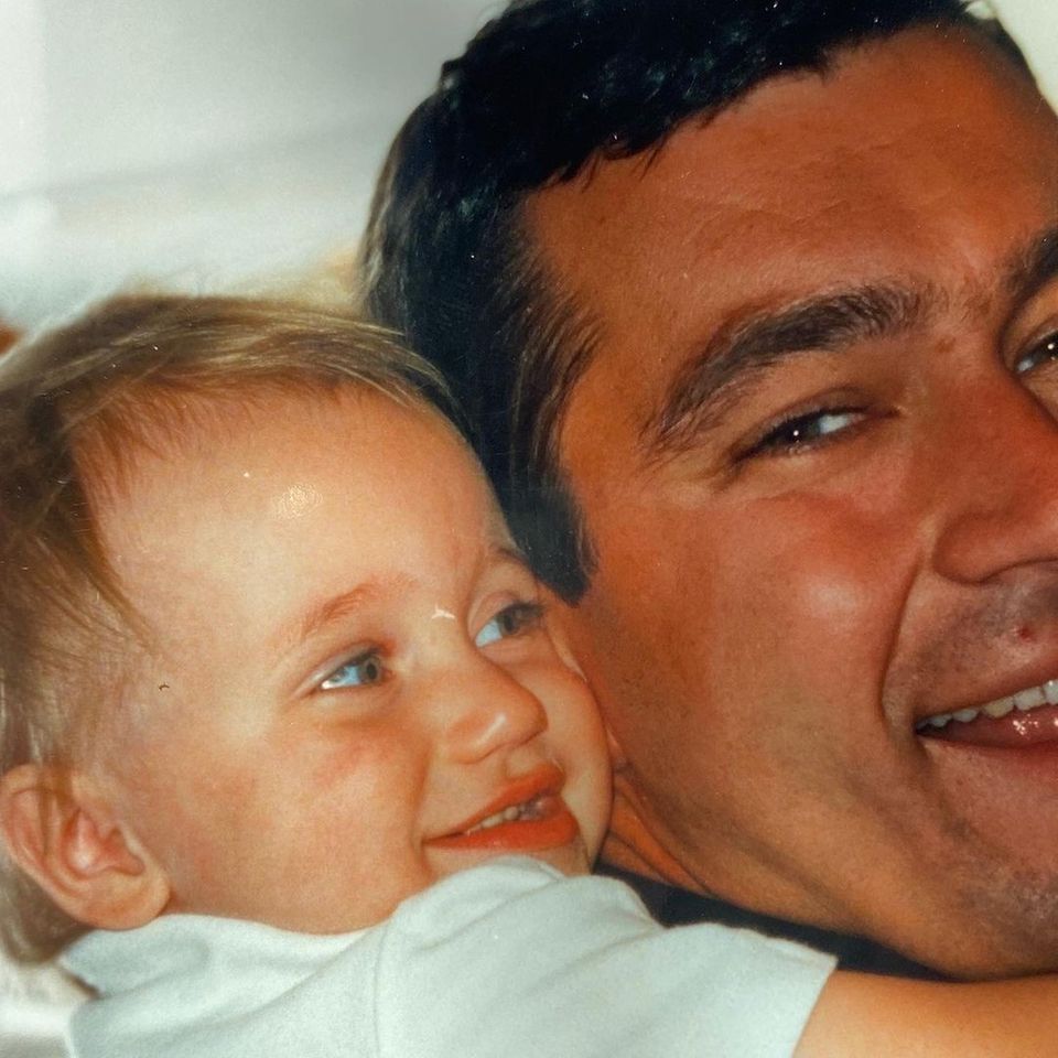 Ein Kindheitsfoto von Gloria-Sophie mit ihrem Papa Markus Söder