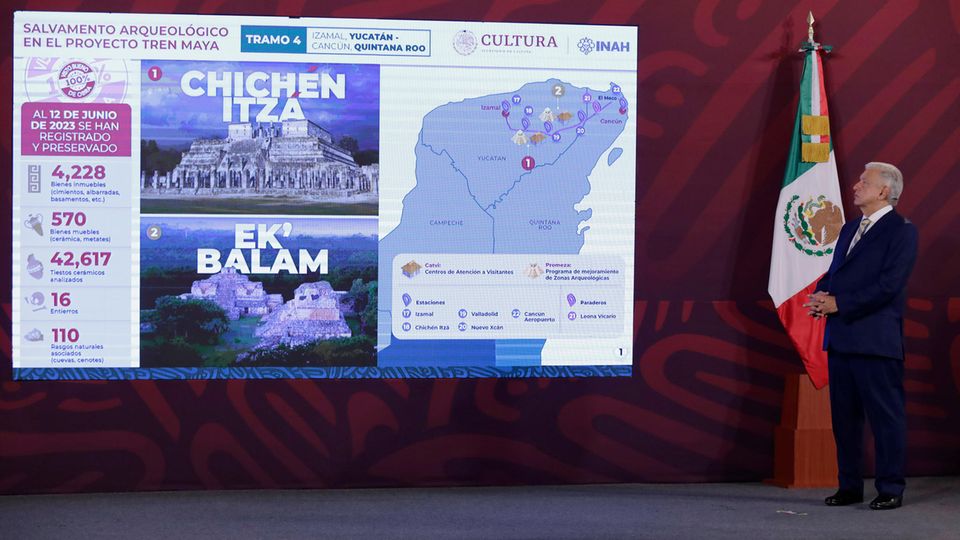 Yucatan Mexiko Tren Maya Mexikos Präsident López Obrador erklärt mittels einer Präsentation den Fortschritt des Tren Maya-Projektes