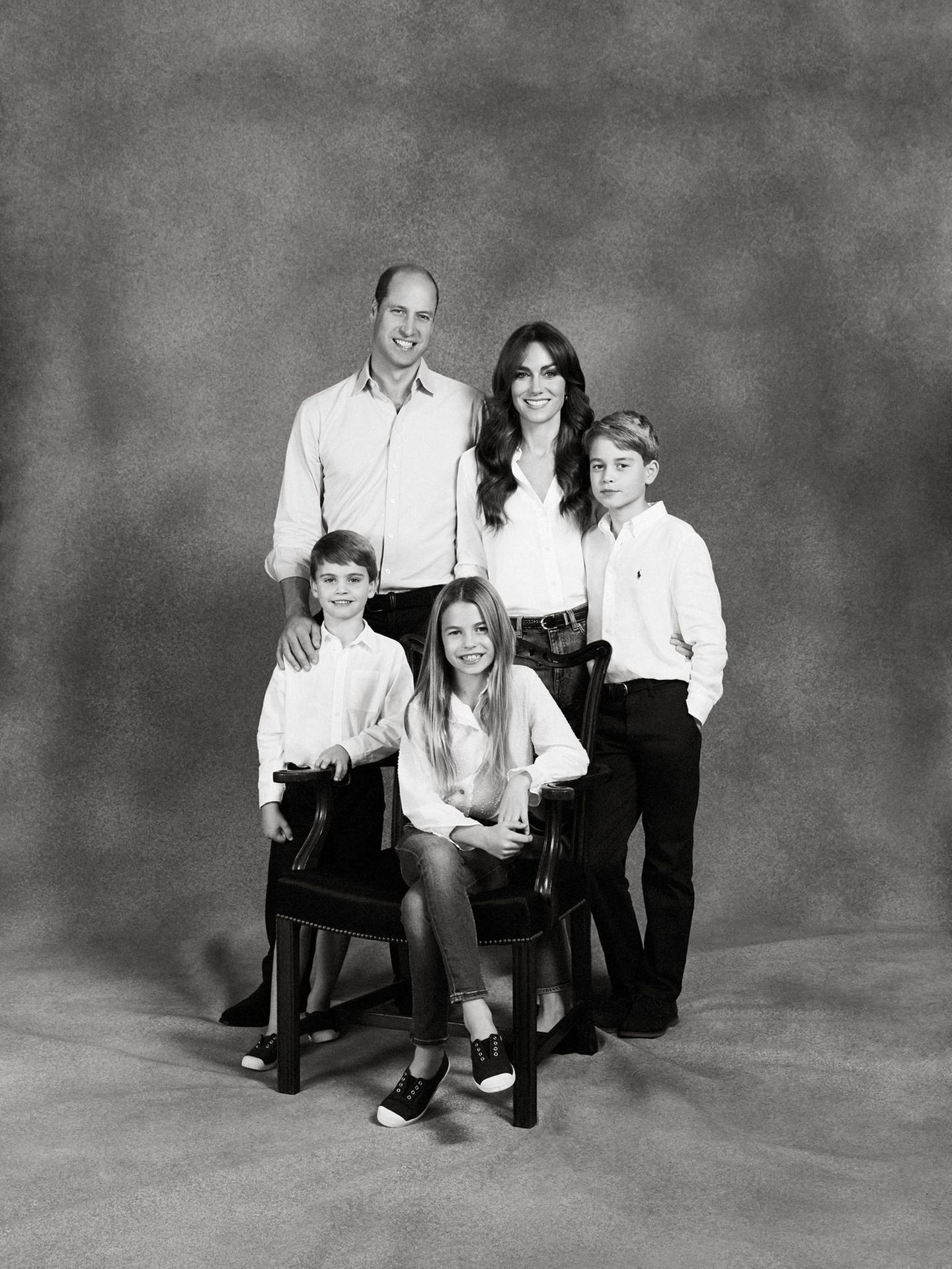 Prinz William und Prinzessin Kate sind dafür bekannt, dass sie ihre Familie an Weihnachten in der Regel leger präsentieren. Auf dem aktuellen Foto sticht dagegen ein Detail sofort ins Auge: Beide Eltern sowie ihre drei Kinder Prinz George, Prinzessin Charlotte und Prinz Louis tragen blendend weiße Hemden - ein Umstand, der durch das Schwarz-Weiß noch betont wird. Ganz so, als wollten sie auf ihre saubere Weste hinweisen. Möglicherweise eine nicht ganz so subtile Botschaft wenige Wochen, nachdem ein royales Enthüllungsbuch Kate mit Rassismusvorwürfen in Verbindung brachte. 