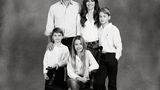 Prinz William und Prinzessin Kate sind dafür bekannt, dass sie ihre Familie an Weihnachten in der Regel leger präsentieren. Auf dem aktuellen Foto sticht dagegen ein Detail sofort ins Auge: Beide Eltern sowie ihre drei Kinder Prinz George, Prinzessin Charlotte und Prinz Louis tragen blendend weiße Hemden - ein Umstand, der durch das Schwarz-Weiß noch betont wird. Ganz so, als wollten sie auf ihre saubere Weste hinweisen. Möglicherweise eine nicht ganz so subtile Botschaft wenige Wochen, nachdem ein royales Enthüllungsbuch Kate mit Rassismusvorwürfen in Verbindung brachte. 