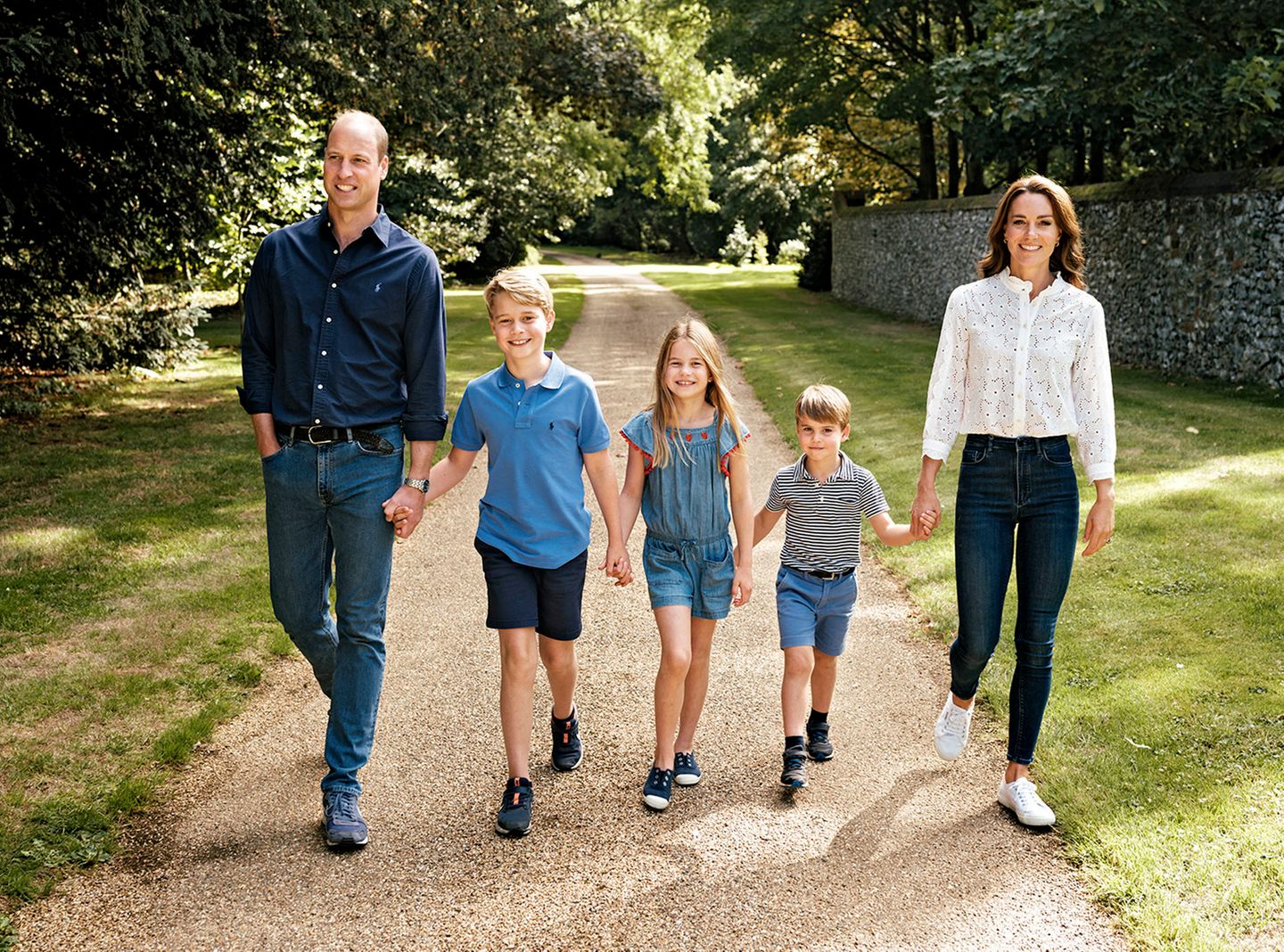 Fotografie: Im Vorjahr präsentierten sich Prinz William und seine Frau Kate, nun erstmals Prinzessin von Wales, mit den Kindern beim Spaziergang. Wie sich das für eine glückliche Familie gehört, halten sich alle an der Hand, die Eltern rahmen dabei ihre Kleinen ein. Alle Fünf tragen Freizeitkleidung und keine auf den ersten Blick erkennbaren teuren Marken. Entstanden ist das Foto in der Grafschaft Norfolk. Im Vorjahr präsentierten sich Prinz William und seine Frau Kate, nun erstmals Prinzessin von Wales, mit den Kindern beim Spaziergang. Wie sich das für eine glückliche Familie gehört, halten sich alle an der Hand, die Eltern rahmen dabei ihre Kleinen ein. Alle Fünf tragen Freizeitkleidung und keine auf den ersten Blick erkennbaren teuren Marken. Entstanden ist das Foto in der Grafschaft Norfolk.