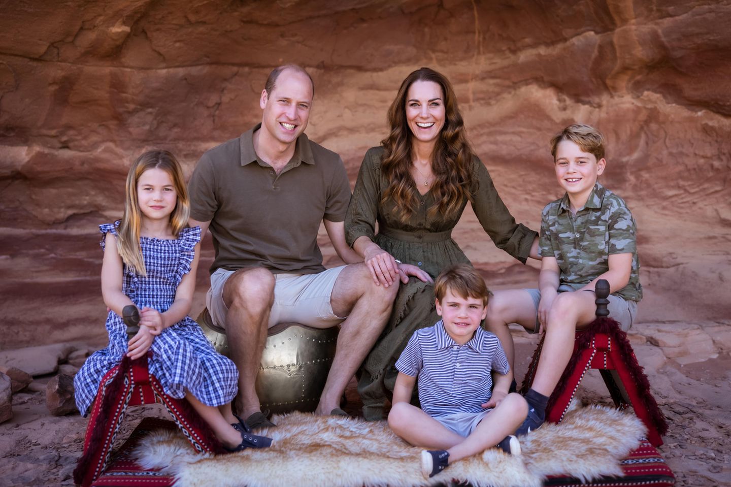 Auch 2021 inszenierten sich Thronfolger Prinz William und seine Frau Kate mit ihren Kindern als ganz normale Familie. Entstanden ist das Foto im Sommer auf einer Reise in Jordanien. Mit seiner kurzen Hose und dem Poloshirt inszeniert sich vor allem der künftige König als nahbar: So wie er dürften Millionen Briten im Urlaub aussehen. Und dennoch war dieses Motiv ein kleiner Missgriff: Weil das Bild 2021 mitten in der Pandemie entstand, in der viele Menschen auf Fernreisen und teure Urlaube verzichten mussten, wirkte dieses Urlaubsfoto etwas deplatziert.