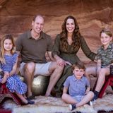 Auch 2021 inszenierten sich Thronfolger Prinz William und seine Frau Kate mit ihren Kindern als ganz normale Familie. Entstanden ist das Foto im Sommer auf einer Reise in Jordanien. Mit seiner kurzen Hose und dem Poloshirt inszeniert sich vor allem der künftige König als nahbar: So wie er dürften Millionen Briten im Urlaub aussehen. Und dennoch war dieses Motiv ein kleiner Missgriff: Weil das Bild 2021 mitten in der Pandemie entstand, in der viele Menschen auf Fernreisen und teure Urlaube verzichten mussten, wirkte dieses Urlaubsfoto etwas deplatziert.