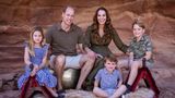 Auch 2021 inszenierten sich Thronfolger Prinz William und seine Frau Kate mit ihren Kindern als ganz normale Familie. Entstanden ist das Foto im Sommer auf einer Reise in Jordanien. Mit seiner kurzen Hose und dem Poloshirt inszeniert sich vor allem der künftige König als nahbar: So wie er dürften Millionen Briten im Urlaub aussehen. Und dennoch war dieses Motiv ein kleiner Missgriff: Weil das Bild 2021 mitten in der Pandemie entstand, in der viele Menschen auf Fernreisen und teure Urlaube verzichten mussten, wirkte dieses Urlaubsfoto etwas deplatziert.
