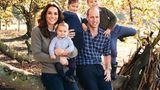 Geradezu unprätentiös wirkt auch das Foto, das die Weihnachtskarte 2018 ziert. Es wirkt, als hätten Prinz William mit seiner Frau Kate mit ihren drei Kindern Prinz Louis (l), Prinzessin Charlotte (M) und Prinz George (r) einen Ausflug aufs Land unternommen und spontan einen vorbeigehenden Spaziergänger um einen Schnappschuss gebeten. Doch man täusche sich nicht: Die Aufnahme stammt von dem Royal-Fotografen Matt Porteous, der seine Bilder für gewöhnlich präzise inszeniert. Nur so gelingt es immer wieder, die Familienmitglieder des Thronfolgers als etwas zu inszenieren, was sie gar nicht sind: ganz normale Menschen aus der Mitte des Volkes.