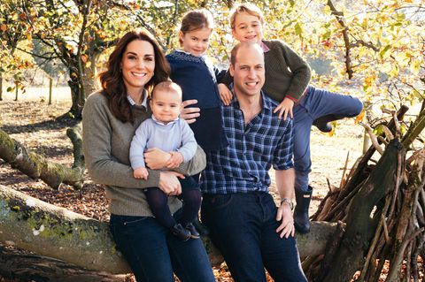 Geradezu unprätentiös wirkt auch das Foto, das die Weihnachtskarte 2018 ziert. Es wirkt, als hätten Prinz William mit seiner Frau Kate mit ihren drei Kindern Prinz Louis (l), Prinzessin Charlotte (M) und Prinz George (r) einen Ausflug aufs Land unternommen und spontan einen vorbeigehenden Spaziergänger um einen Schnappschuss gebeten. Doch man täusche sich nicht: Die Aufnahme stammt von dem Royal-Fotografen Matt Porteous, der seine Bilder für gewöhnlich präzise inszeniert. Nur so gelingt es immer wieder, die Familienmitglieder des Thronfolgers als etwas zu inszenieren, was sie gar nicht sind: ganz normale Menschen aus der Mitte des Volkes.