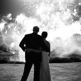 2018 war ihr Jahr: Im Mai gaben sich Prinz Harry und die Schauspielerin Meghan Markle auf Schloss Windsor das Jawort. Die Weihnachtskarte dieses Jahres zeigt die beiden von hinten beim Anblick des Feuerwerks, das diesen großen Tag beschloss.