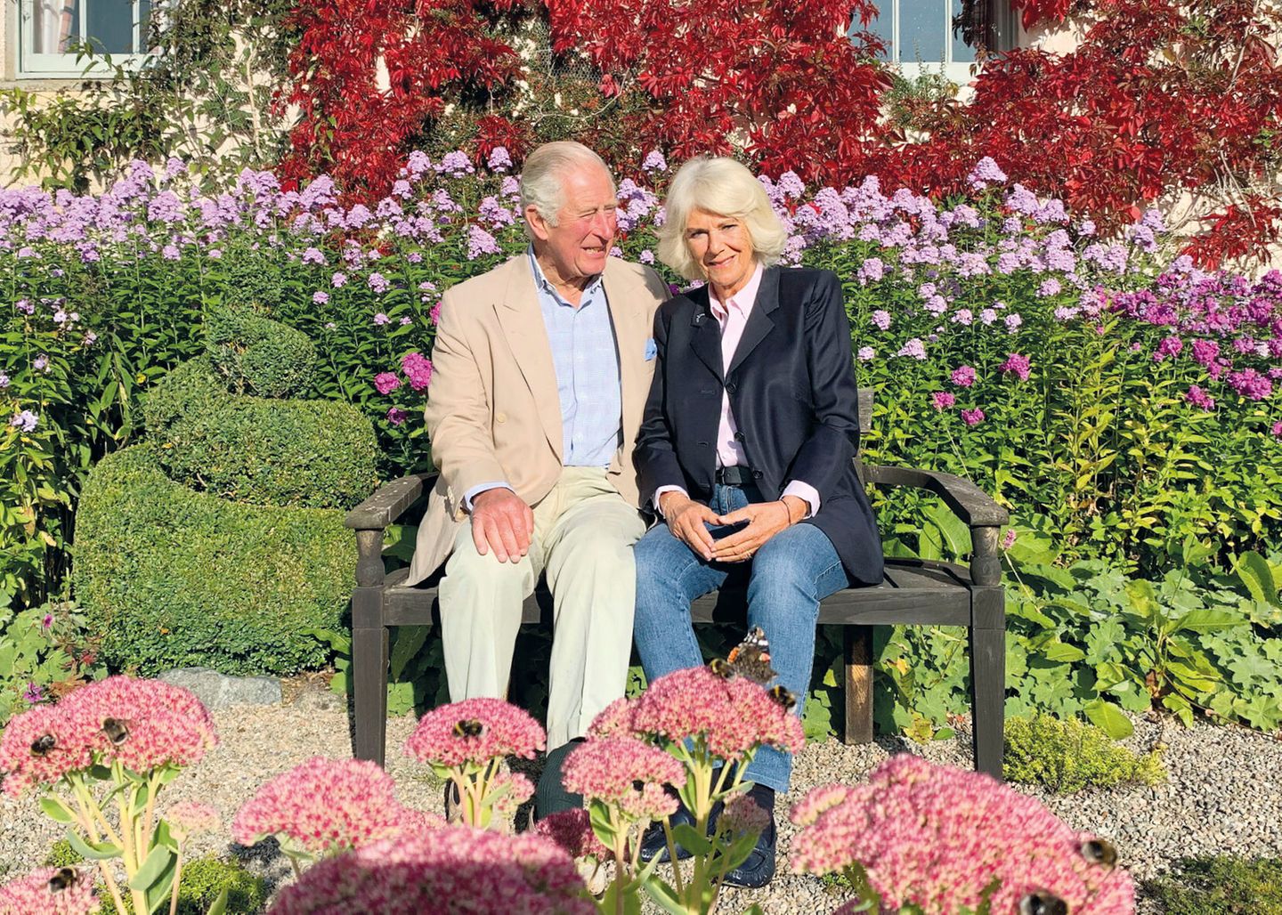 2020 präsentierten sich Charles und Camilla im idyllischen Garten ihres Landsitzes Birkhall in Schottland. Mit diesem Ort verbinden die Eheleute schöne Erinnerungen: Hierhin führten sie 2005 ihre Flitterwochen