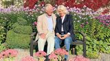 2020 präsentierten sich Charles und Camilla im idyllischen Garten ihres Landsitzes Birkhall in Schottland. Mit diesem Ort verbinden die Eheleute schöne Erinnerungen: Hierhin führten sie 2005 ihre Flitterwochen