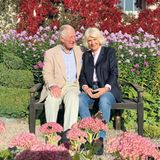 2020 präsentierten sich Charles und Camilla im idyllischen Garten ihres Landsitzes Birkhall in Schottland. Mit diesem Ort verbinden die Eheleute schöne Erinnerungen: Hierhin führten sie 2005 ihre Flitterwochen