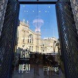 Vis-á-vis vom Gare du Nord: Der Eingang zum 25hours Hotel Paris Terminus Nord am Boulevard de Denain mit Hinweisen auf die Sape Bar und das Restaurant Neni.