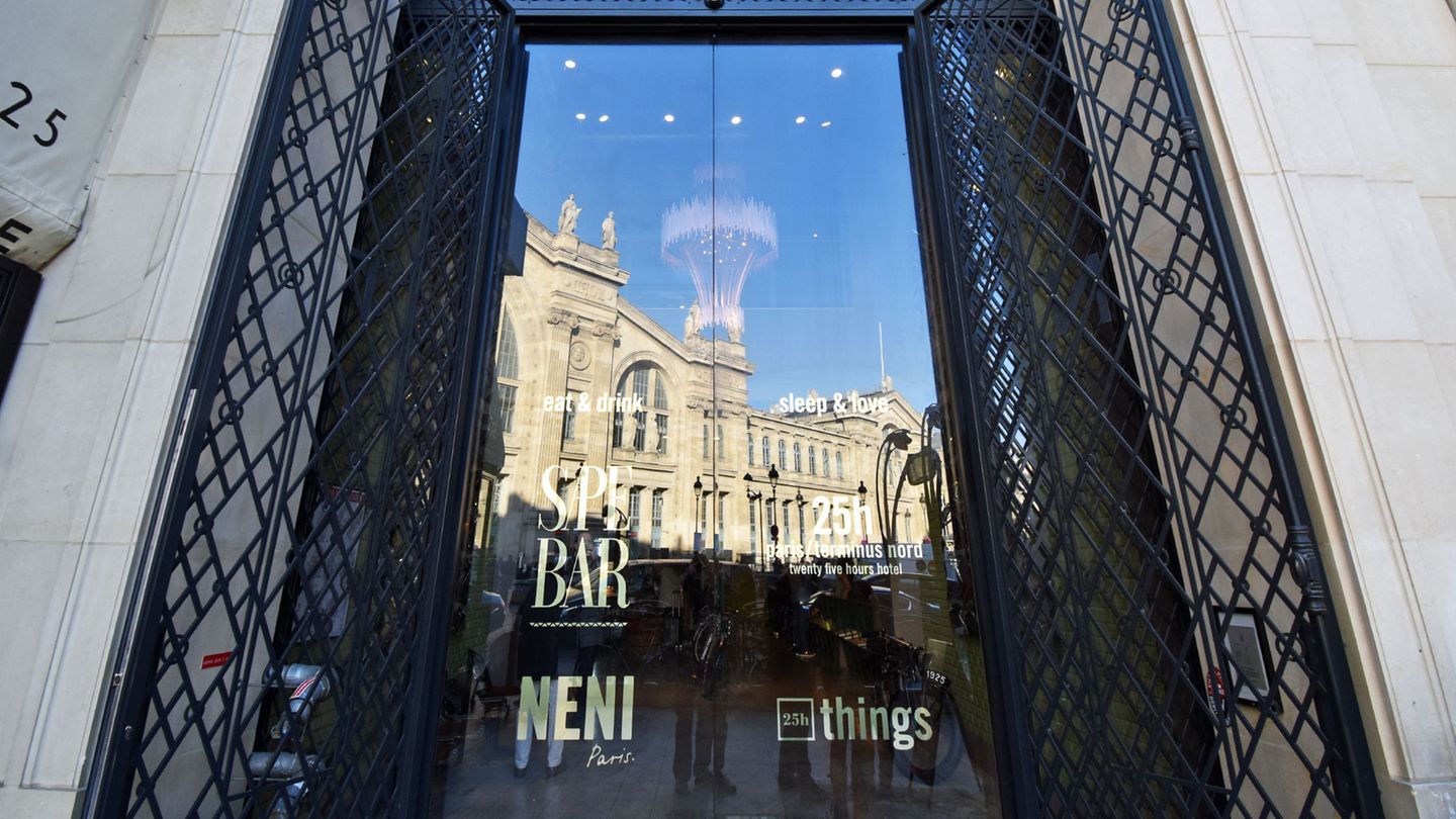 Vis-á-vis vom Gare du Nord: Der Eingang zum 25hours Hotel Paris Terminus Nord am Boulevard de Denain mit Hinweisen auf die Sape Bar und das Restaurant Neni.