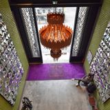 Geflieste Wände wie in einer Metro-Station: der komplett neu gestaltete Eingangsbereich des klassischen Pariser Gebäudes aus der Haussmann-Ära, erbaut in der zweiten Hälfte des 19. Jahrhunderts.