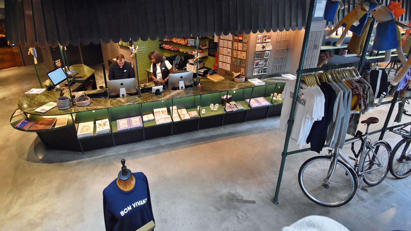 Im Stil eines französischen Kiosks: die Rezeption mit Laden, großer Zeitungsauswahl und Fahrradverleih.