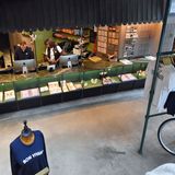 Im Stil eines französischen Kiosks: die Rezeption mit Laden, großer Zeitungsauswahl und Fahrradverleih.