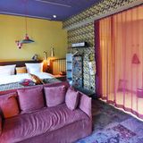 Für Pariser Hotelverhältnisse verschwenderisch viel Platz: Zimmer 226 mit diskretem Vorhang…