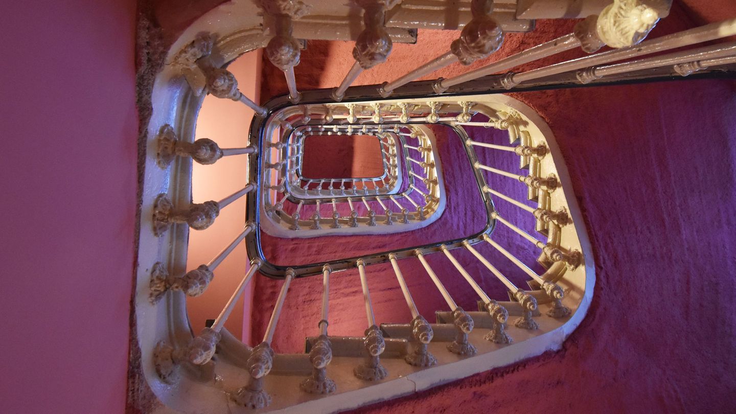 Dem Treppenhaus zu den sechs Stockwerken sieht man das Alter des Gebäudes an, das 1870 als Hôtel de Chemin de fer du Nord errichtet wurde.