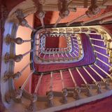 Dem Treppenhaus zu den sechs Stockwerken sieht man das Alter des Gebäudes an, das 1870 als Hôtel de Chemin de fer du Nord errichtet wurde.