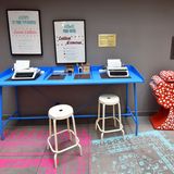 Arbeitsplatz für Hotelgäste im ersten Stock - mit auf den Böden aufgemalten Teppichmustern.