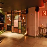 Neben einer ausrangierten Acadiane von Citroën mit Kaffeemaschine im Heck geht es zum Restaurant Neni, eines von zehn Filialen der Gastgeberin und Kochbuch-Autorin Haya Molcho aus Wien.