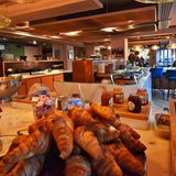 Im Neni wird morgens das Frühstücksbuffet aufgebaut. Mittags und abends wird "ostmediterrane Küche" mit der legendären Etagere und den drei Humus-Sorten serviert.