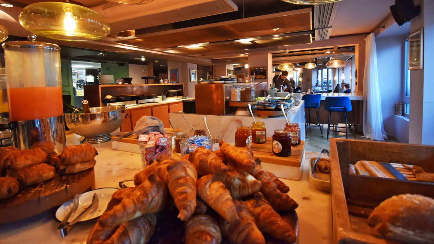 Im Neni wird morgens das Frühstücksbuffet aufgebaut. Mittags und abends wird "ostmediterrane Küche" mit der legendären Etagere und den drei Humus-Sorten serviert.