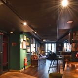 In der Sape Bar in der ersten Etage: Hier werden Drinks gemischt und es geht am späten Abend dicht gedrängt zu.