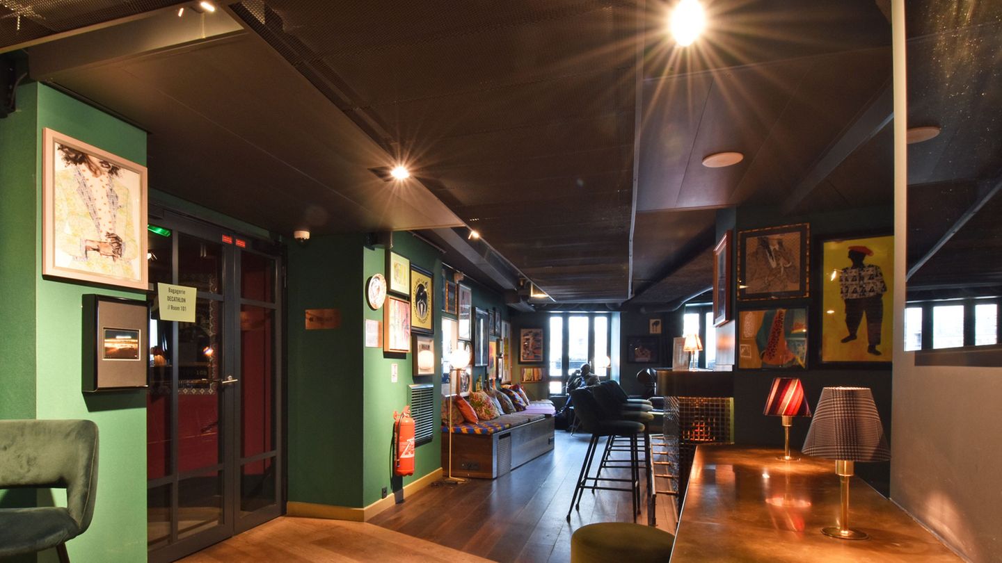 In der Sape Bar in der ersten Etage: Hier werden Drinks gemischt und es geht am späten Abend dicht gedrängt zu.