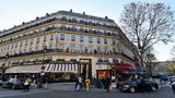 Die ganze Ecke eines Häuserblocks nimmt das 25hours Hotel Paris mit seinen 237 Zimmern ein, davon viele im vierten und fünften Stockwerk mit Balkon und Blick auf den Gare Du Nord. Im Erdgeschoss befindet sich seit 1925 die Brasserie Terminus Nord. Die Übernachtungspreise beginnen bei 184 Euro pro Nacht.