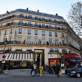 Die ganze Ecke eines Häuserblocks nimmt das 25hours Hotel Paris mit seinen 237 Zimmern ein, davon viele im vierten und fünften Stockwerk mit Balkon und Blick auf den Gare Du Nord. Im Erdgeschoss befindet sich seit 1925 die Brasserie Terminus Nord. Die Übernachtungspreise beginnen bei 184 Euro pro Nacht.