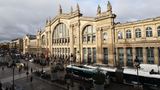 Blick vom Hotel auf die Fassade des Gare du Nord, ein Entwurf des deutschen Architekten Jakob Hittorff. In dem Kopfbahnhof enden auch die Eurostar-Züge aus London, Amsterdam, Brüssel und Köln.